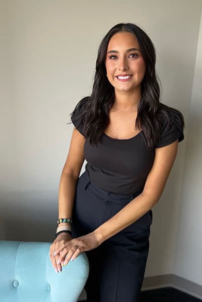 Foto profesional de Clarissa Dominguez, terapeuta bilingüe de Clara