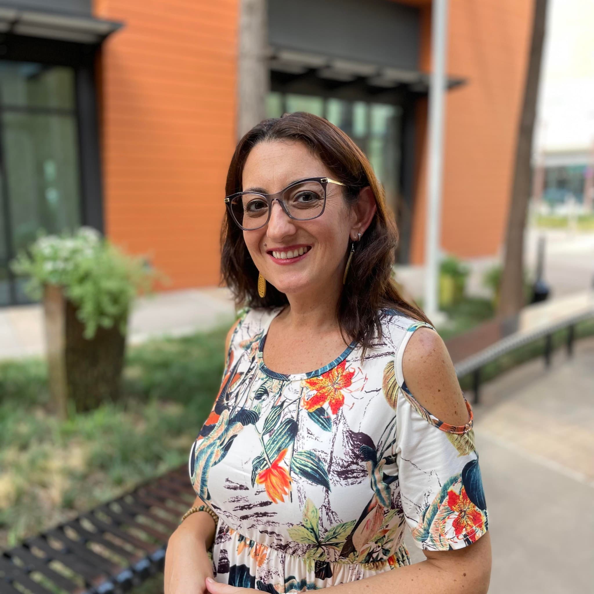 Foto profesional de Andrea Beita, terapeuta bilingüe de Clara