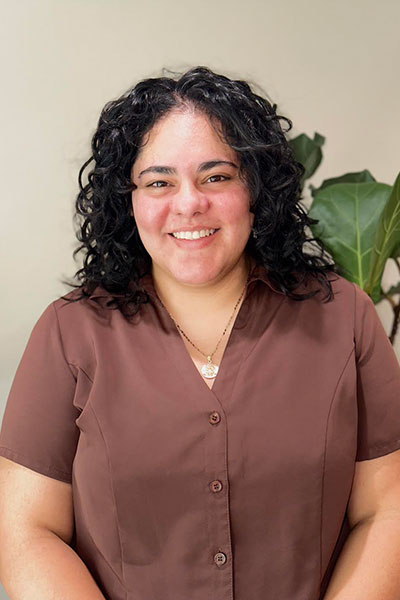 Foto profesional de Mariana Moreno-Rodriguez, terapeuta bilingüe de Clara